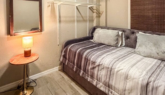 Executive Studio - 5 minutes from Olympic Community Park