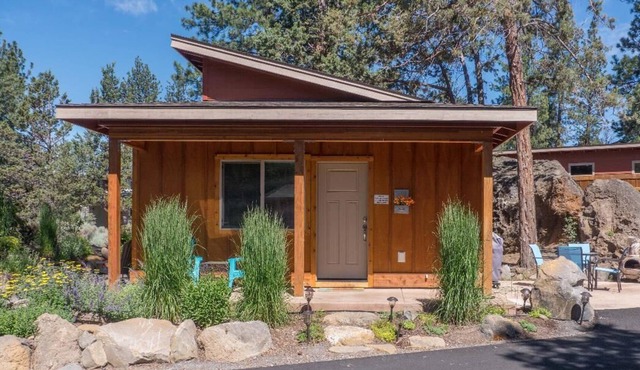 Experience Bend's magic from this quiet home near river/trail & Old Mill.