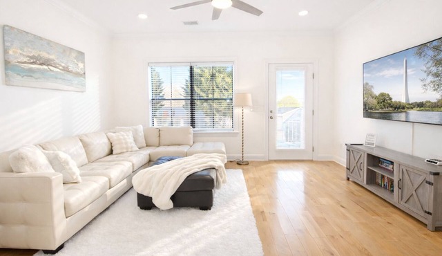 Exquisite One-Level 4BR Retreat Private Patio Free Parking Near DC & Old Town