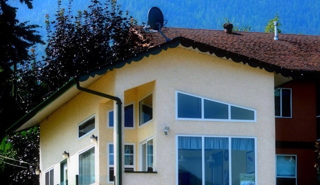 Fabulous Boathouse on the Shuswap - ideal for a Family or Romantic Getaway!