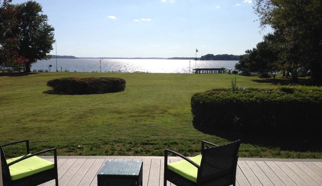 Fabulous PRIVATE Potomac WATERFRONT retreat, 2+acres, 4 bd/4 ba w/guest house