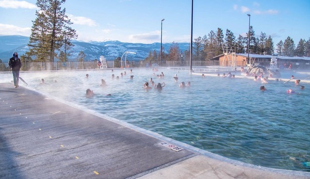 Fairmont Hot Springs, Sleeps 6, Mountain Side Villa across from Rec Centre
