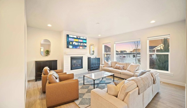 Fall Family Retreat with Custom Sauna, Theatre, Lux MTN Spa, Pool and Poker tabl