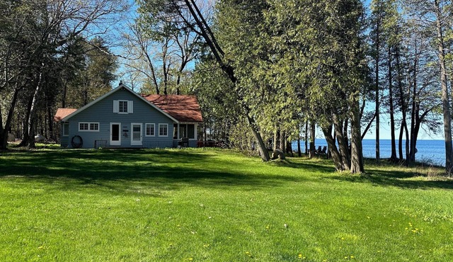 Fall Festivals! Classic true waterfront! private,sleeps up 12, dog friendly