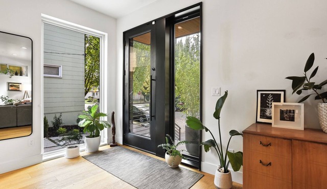 Family Friendly Bright Modern with Hot Tub!