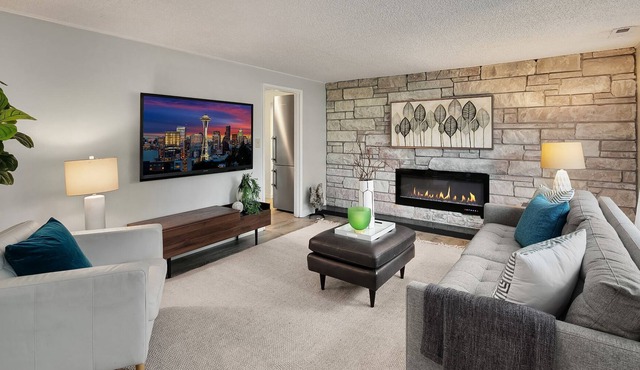 Family Friendly! Foodie kitchen w/central AC & big fenced yard. 12m to Seattle
