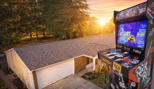Family & Fur Friendly: 4-BR, Arcade, Fire Pit, Fenced, King Bed, & Smart TV!
