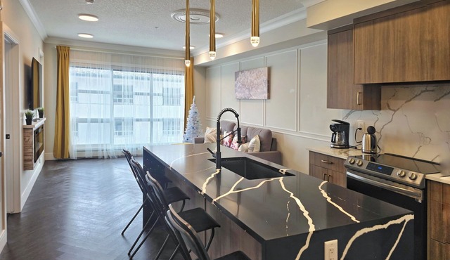 Family Stylish 1BR+Den Condo Apartment, DT, Balcony, Free Parking, Suite Laundry