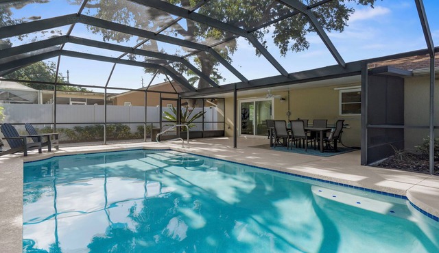 Fantastic 3-bedroom pool house with AC