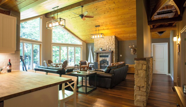 Far Far Away Cottage - Beautiful cottage on a private lake 300ft waterfront