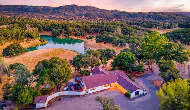 Farm Stay + Private Lake + Disk Golf + Alpacas
