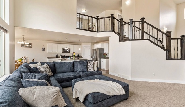 Fenced Mountain Views Game Room & Backyard Park