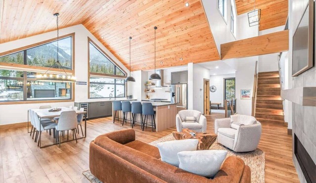 Fernie Alpine Chalet: Sports Court & Hot Tub
