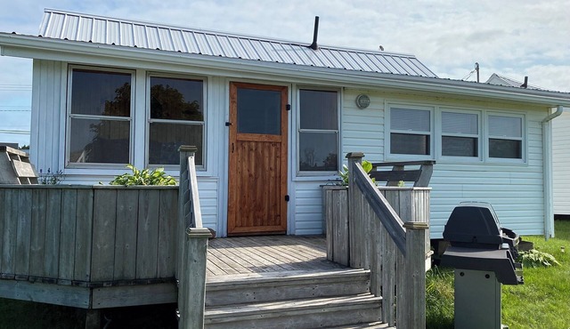 Fiddlehead Cottage on the Bay. Water view, bayside gazebo, trail access, beaches