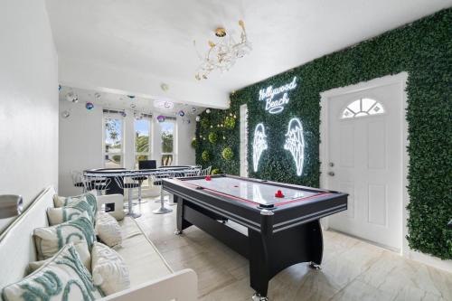 FIFA 2026 Base | 4BR Hollywood Villa | Jacuzzi + Game Room + BBQ | 12 min Hard Rock Stadium