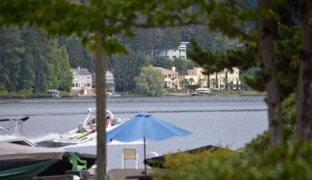 MAJOR INTERNATIONAL SPORTING EVENT! Luxury Lakefront Lake Sammamish Apartment