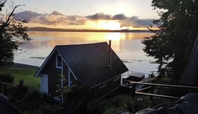 Five Peaks Cottage Beach HotTub Kayaks Treehouse