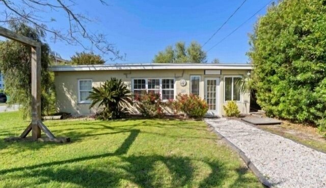 Flip Flop Paradise (2-Bedroom Cottage) by RedAwning