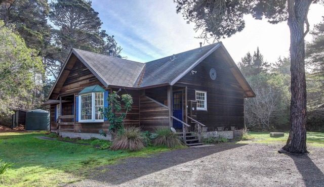 Fort Bragg Cottage - Walk to the Beach & Bluffs