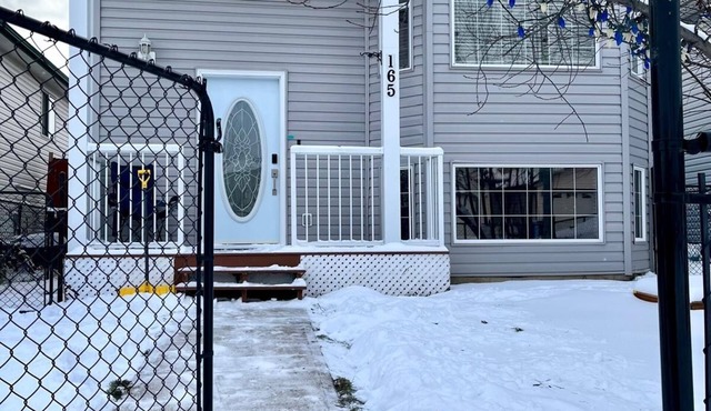Fort McMurray Home - 4 Bedroom House: Perfect for Families & Business