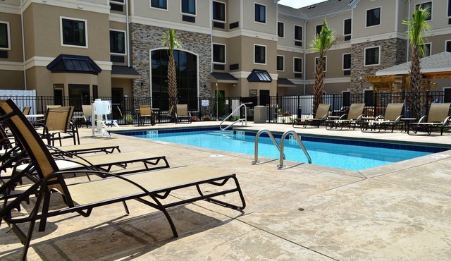 Free Breakfast. Outdoor Pool. Shared BBQ. Close to Camp Johnson & Camp Gelger.