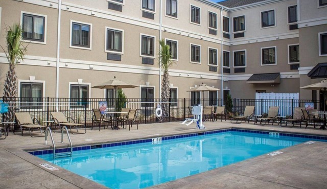 Free Breakfast. Outdoor Pool. Shared BBQ. Near Marine Corps Air Station New River.