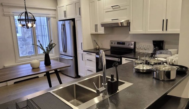 Free Parking, Beautiful 4 1/2-2 BR apartment near metro