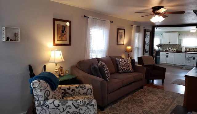Freshly Renovated 1911 Historic Cottage- 60 Minutes to Grand Canyon