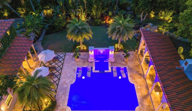 Fruit and Botanical Garden Estate 2 miles to downtown EV