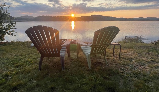 Full 3 Bedroom Lake house House on Walker Lake, Epic Sunsets Just Outside Town