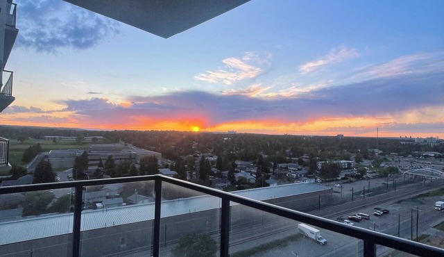 Full Apartment, FREE Underground Parking, Near Train Station and Stampede