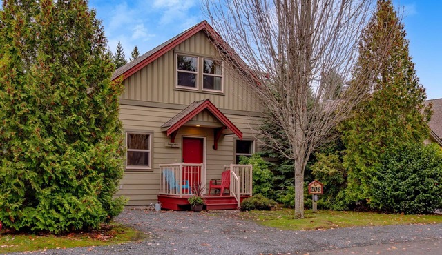 Fully-equipped near Rathtrevor Beach!