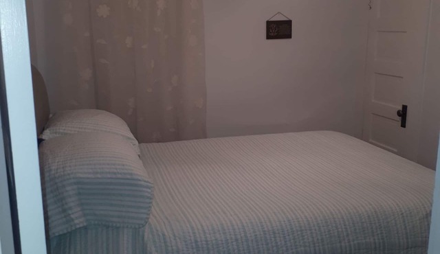 Fully equipped two bedroom house close to Writing on Stone Park