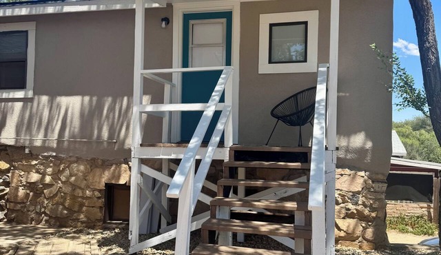 Furnished 1BR Studio w/Garage, Close to Historic Downtown Area - Pets OK
