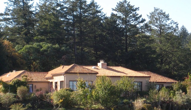 Gated and private mountaintop 30-acre Vineyard Estate, Pool, Jacuzzi, Gardens