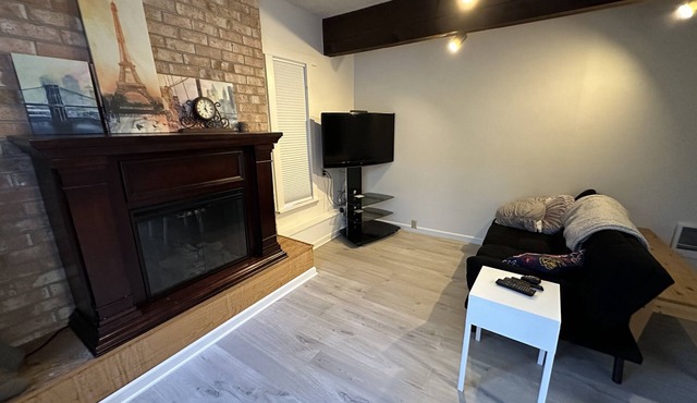 Getaway to a quiet neighborhood house (MIL suite) with garden & creek view