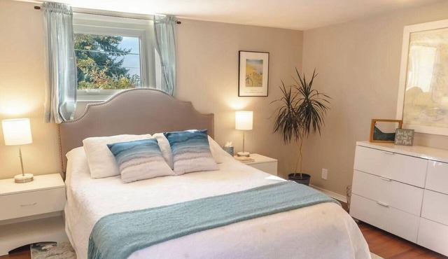 Gorgeous 1 Bedroom Space Close to Woodland Park
