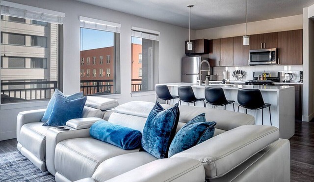 Gorgeous 2BD/2BA Pool/Gym/Htub near Convention Ctr