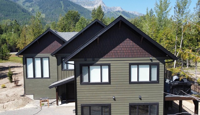 Gorgeous 4 Bedroom with Hot Tub. A/C