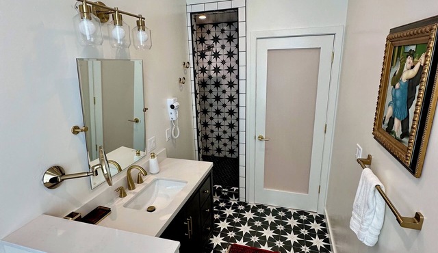 Gorgeous Lakeview Apartment in Heart of Town
