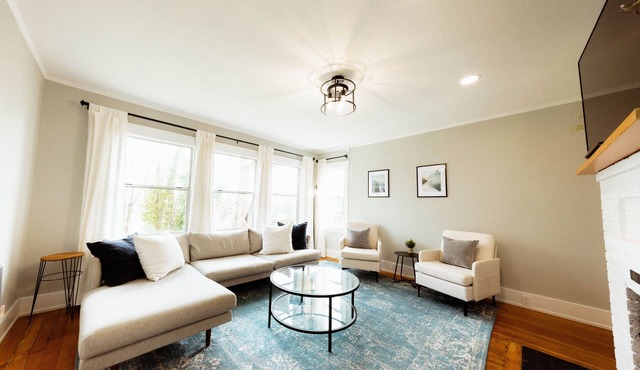 Gorgeous Modern Getaway w/Peloton & Dual Monitors WFH set-up