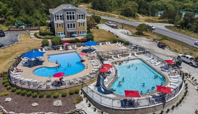 Gorgeous Private Lodge Pvt Hot Tub Pool Table No Pet fee! Pools open!