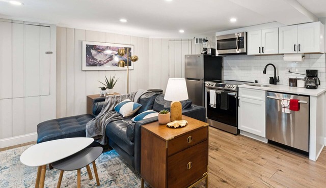 Gorgeous renovation 2BR with AC/TV/Internet/Patio