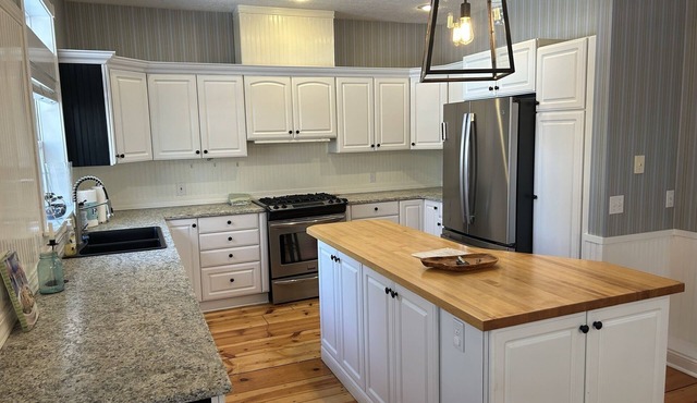 Gorgeous, Roomy and Quiet - North End Villa