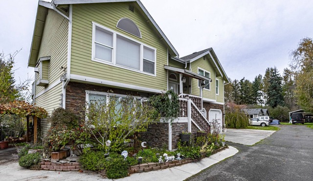 Gorgeous, spacious 2 floor home 3.5 miles from Airport