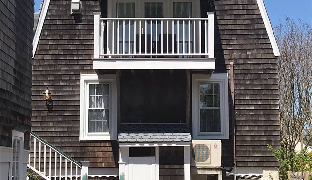 GRANDVIEW COTTAGE-1 blk to beach/walk to town/great location.