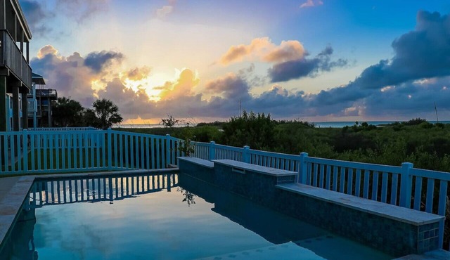 Great bay views and a Private Pool in Isla Del Sol!