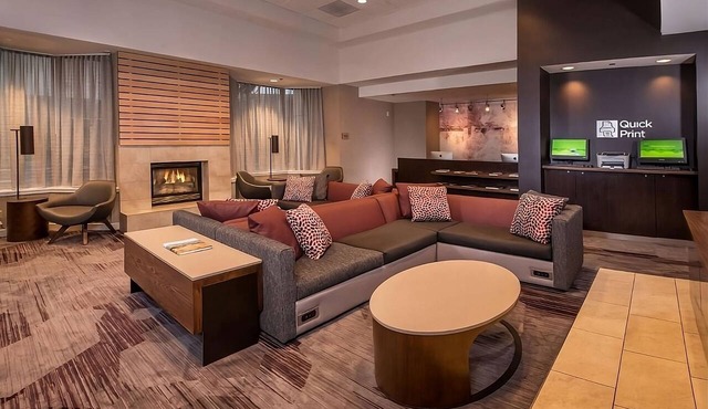 Great Deal! w/Continental Bfast, Onsite Starbucks! Pets Allowed & Self Parking!