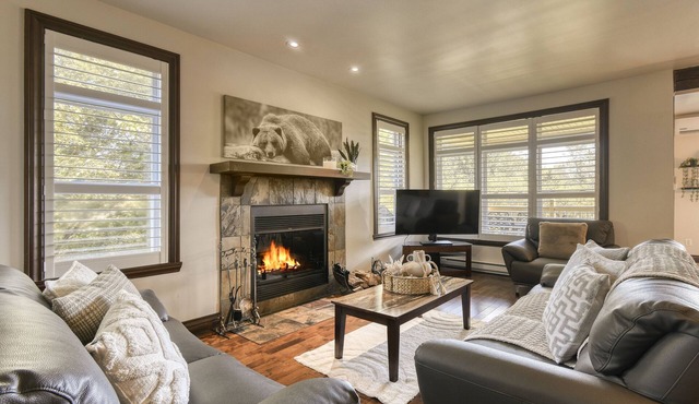 ★Great location! Chalet on The Golf w Pool Table ★