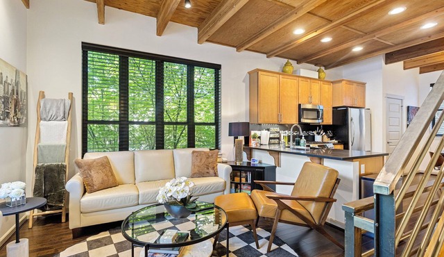 Green Lake Modern K/Q + Parking | Stadium Access